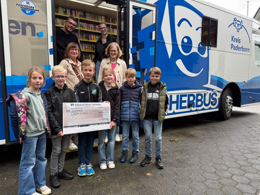Ihr Herz schlägt für den Bücherbus: (v.l.) Pauline Happe, Matteo Christen, Julian Wördehoff, Lena Kretschmer, Simon Jungmann und Johannes Happe (leider nicht dabei: Raúl Carlo Kaup und Tom Köster) übergeben ihren Spendenscheck an (2. R., l.) Martina Wolf-Sedlatschek (Vorsitzende des Fördervereins „Der Bücherbus e.V.“), Kulturamtsleitern Kirsten John-Stucke (2. R., r), Andy Schulte (3. R., l.) und Kollegin Franziska Jacob vom Team Bücherbus. Foto: Kreis Paderborn Ihr Herz schlägt für den Bücherbus: (v.l.) Pauline Happe, Matteo Christen, Julian Wördehoff, Lena Kretschmer, Simon Jungmann und Johannes Happe (leider nicht dabei: Raúl Carlo Kaup und Tom Köster) übergeben ihren Spendenscheck an (2. R., l.) Martina Wolf-Sedlatschek (Vorsitzende des Fördervereins „Der Bücherbus e.V.“), Kulturamtsleitern Kirsten John-Stucke (2. R., r), Andy Schulte (3. R., l.) und Kollegin Franziska Jacob vom Team Bücherbus. Foto: Kreis Paderborn